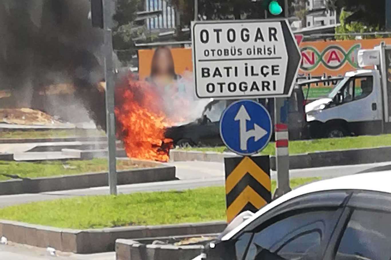 Diyarbakır'da bir araç alev alev yandı Diyarbakır'da bir araç alev alev yandı